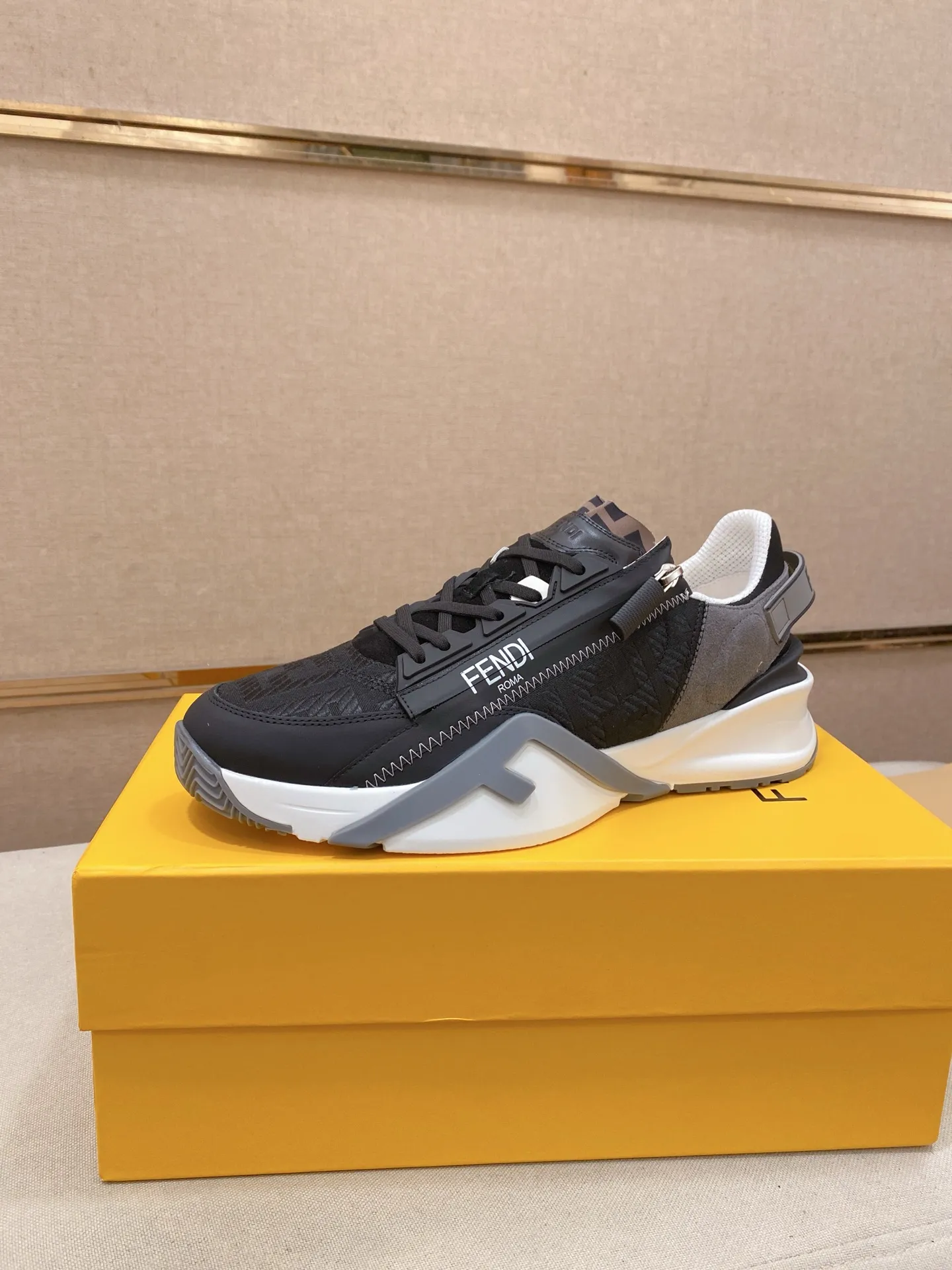 Factory price: 540💰(high version) [Fendi] Fendi’s latest casual shoes for men! Available at counters simultaneously! A one-to-one replica of the original. Made entirely of imported top-grain calfskin, the interior is made of top-grain water-dyed cowhide, and the original factory-supplied rubber outsole. Leading new fashion concepts. Matching code: 38-44 can be customized, 45 is not returnable!